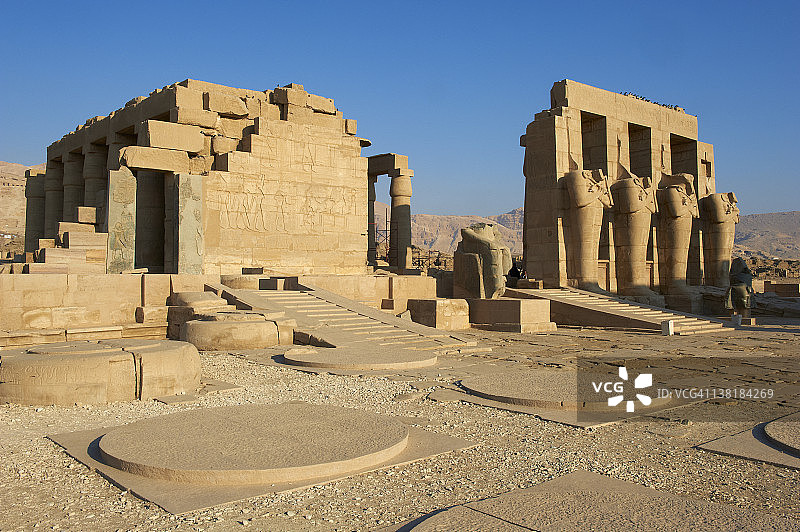 埃及卢克索拉美西斯二世的拉美西姆神庙图片素材