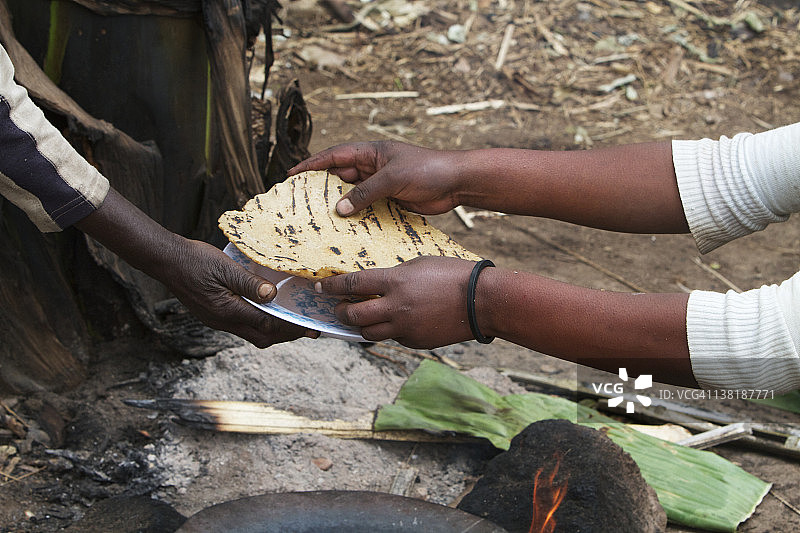 在埃塞俄比亚为男人提供食物图片素材