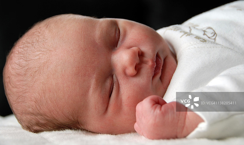 刚出生的男婴图片素材