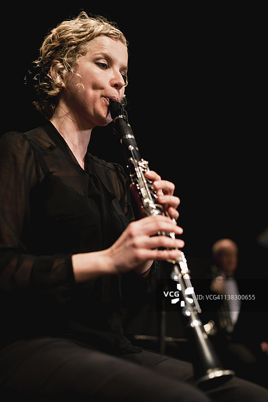 管弦乐队中的单簧管演奏者图片素材