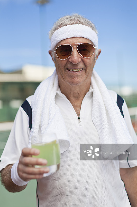 在户外喝柠檬水的年长男人图片素材