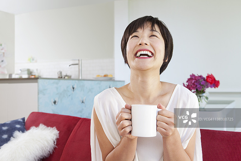 笑容满面的女人在喝咖啡图片素材