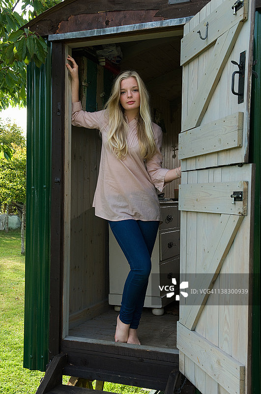 站在门口的少女图片素材