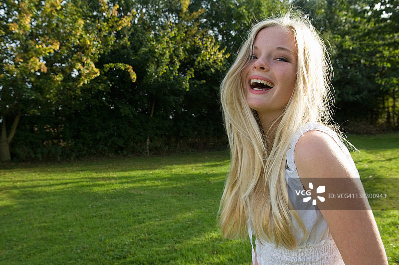 户外大笑的少女图片素材