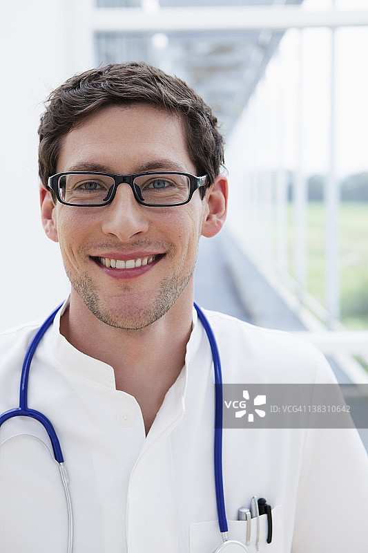 德国巴伐利亚：年轻医生微笑肖像，持听诊器特写镜头图片素材