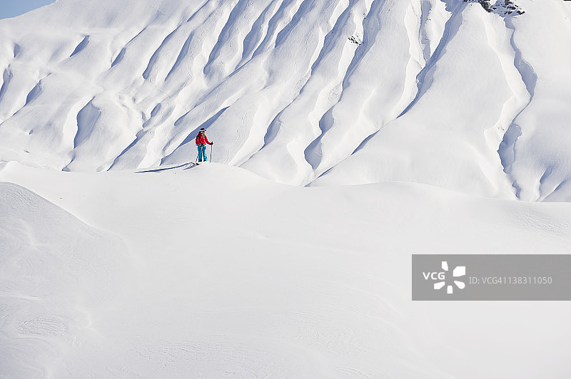 奥地利楚尔斯莱赫，年轻女子在阿尔贝格山上进行高山滑雪图片素材