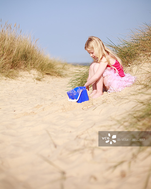 在沙滩上建造沙堡图片素材