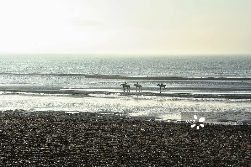 海滩上的骑马者图片素材