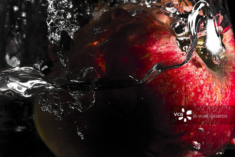 水中的红苹果图片素材