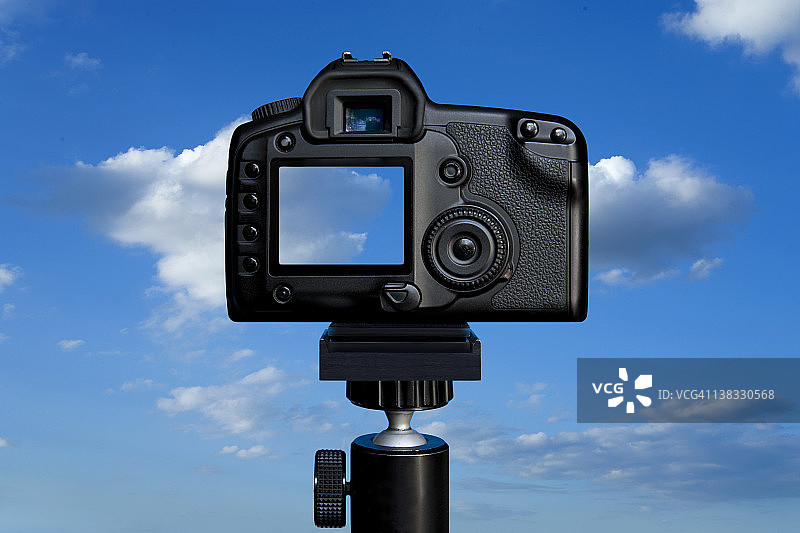 蓝天下的单反相机图片素材