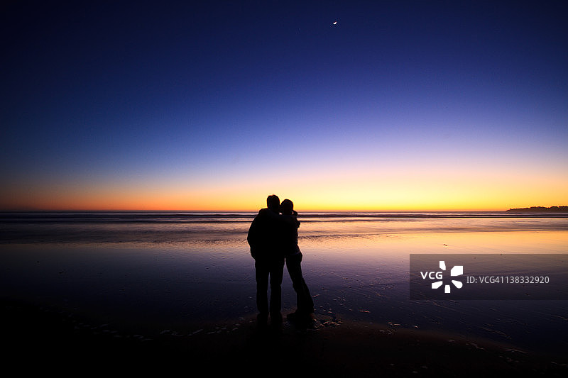 日落下的情侣图片素材