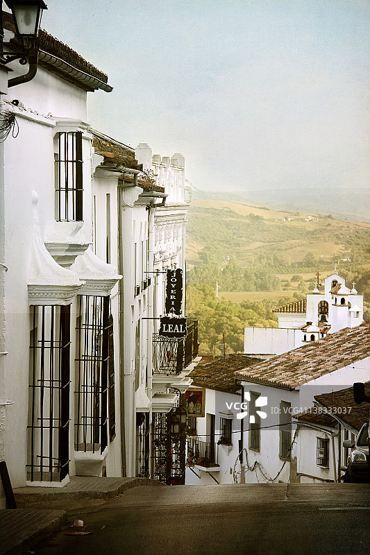 从非常陡峭的街道顶部向下看图片素材