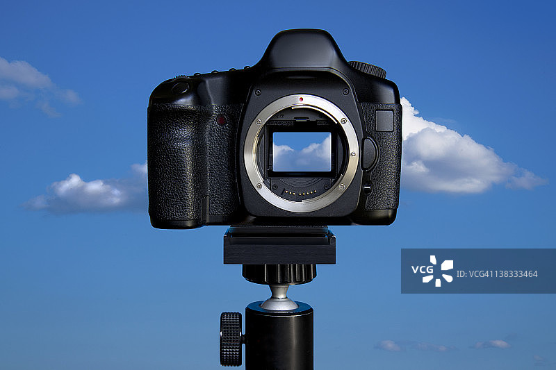 蓝天下的单反相机图片素材