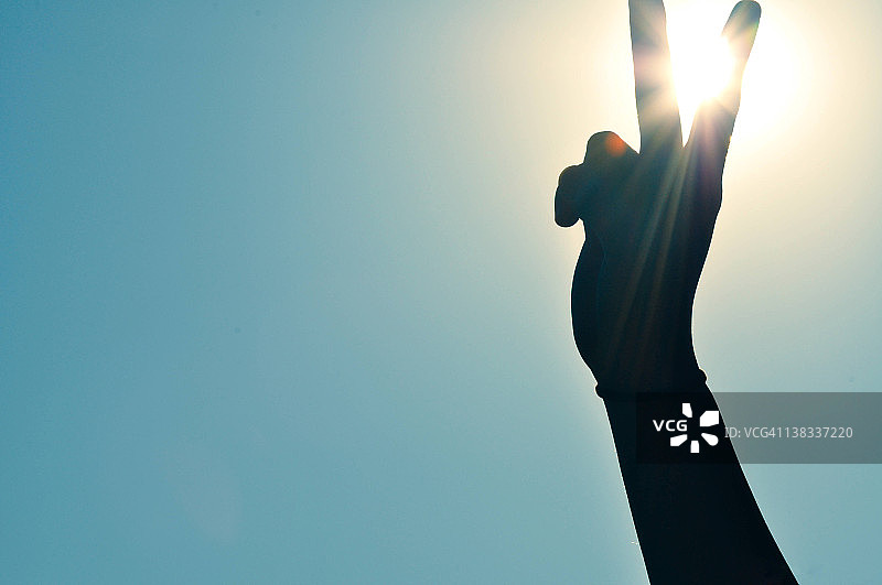 穿透和平的光芒图片素材