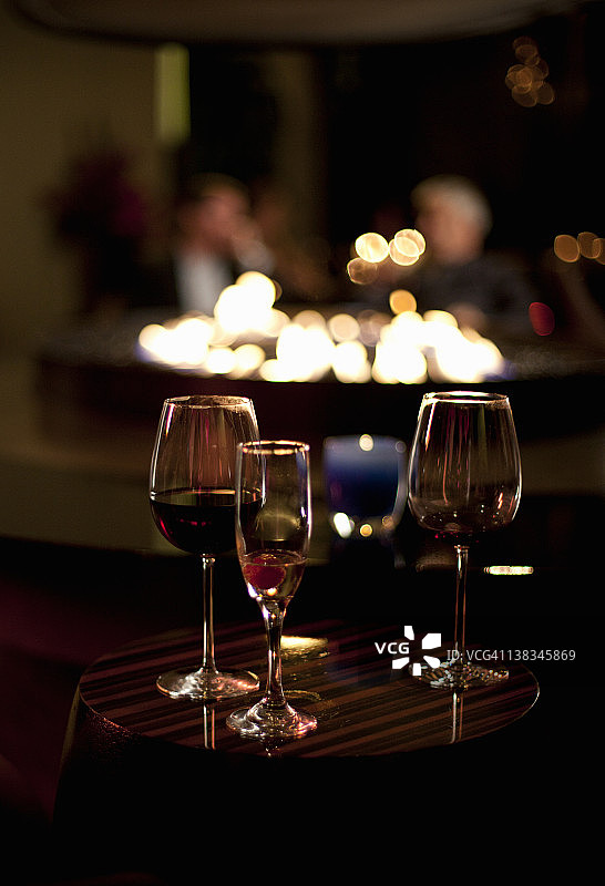 高端休息室的鸡尾酒饮品图片素材