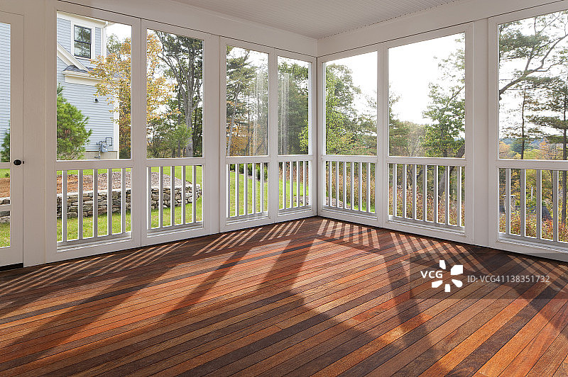 带硬木的封闭式户外住宅甲板图片素材