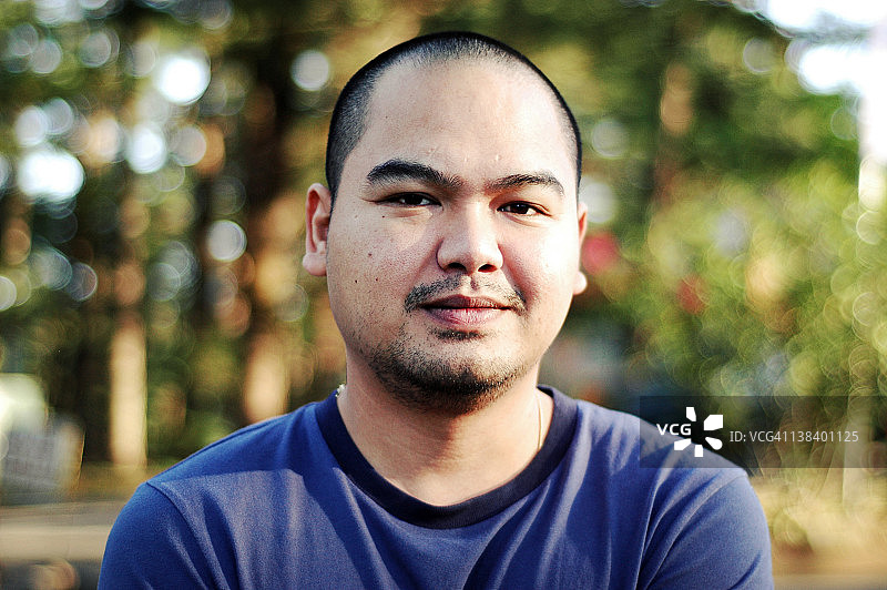 成年男子户外写真图片素材