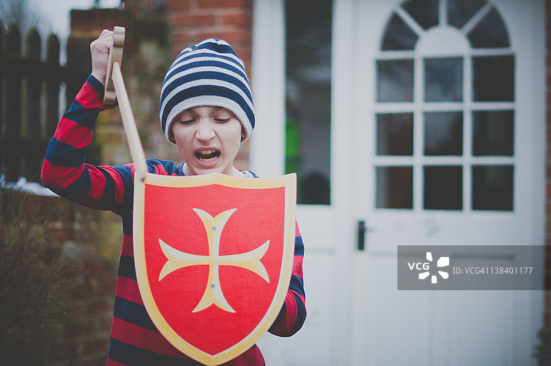 玩剑和盾牌的男孩图片素材