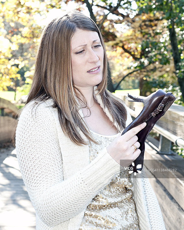 穿着破鞋的女人图片素材