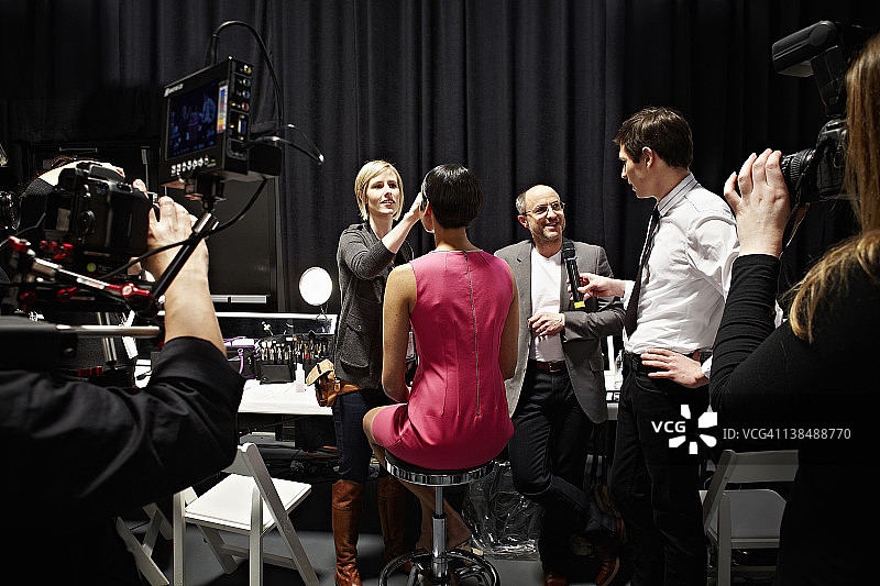 设计师在后台接受模特采访图片素材