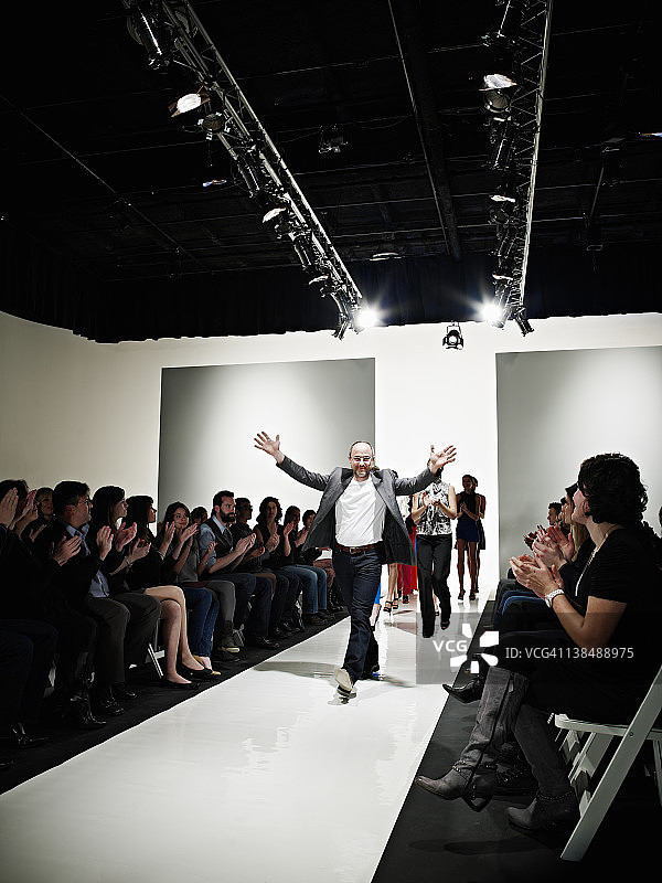 设计师在时装秀结束时走下T台图片素材