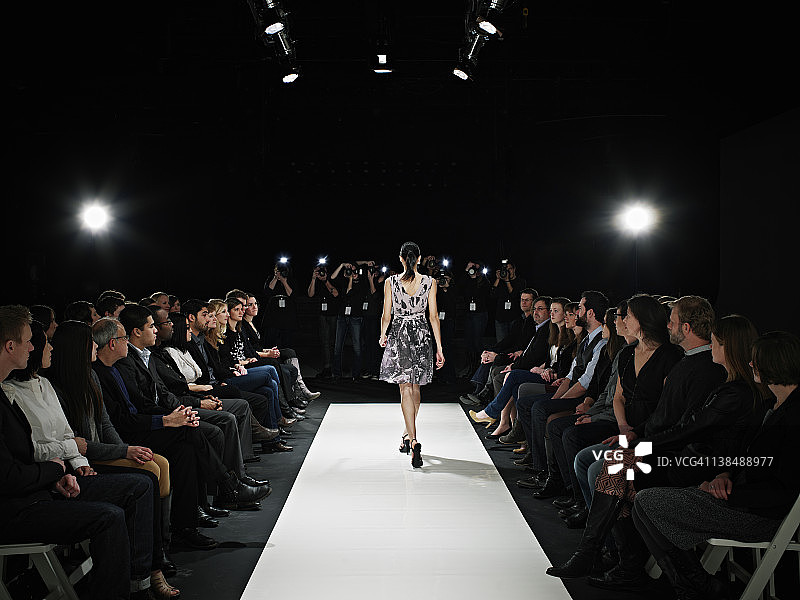 时装秀上走秀的模特图片素材