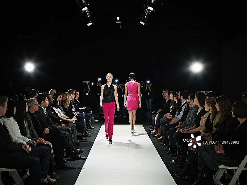 时装秀上走秀的两位模特图片素材