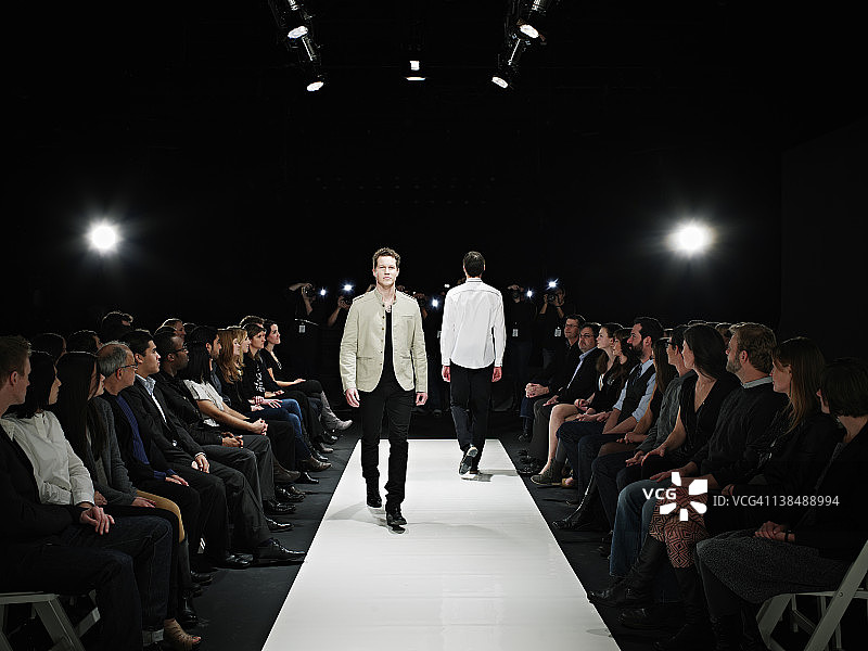 T台上行走的两个男模特图片素材