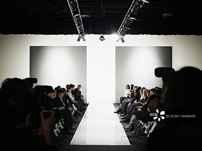 摄影师和人群的T台秀俯视图图片素材