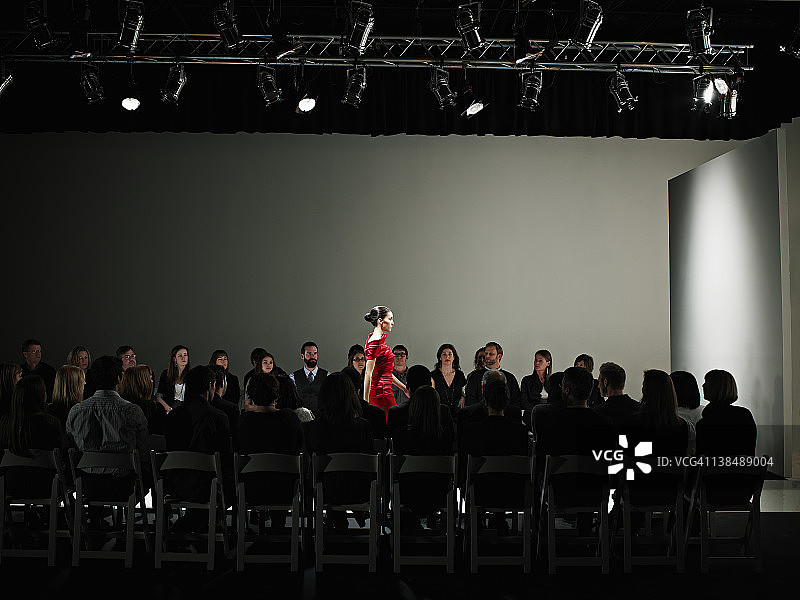 在T台上独自走秀的女人图片素材