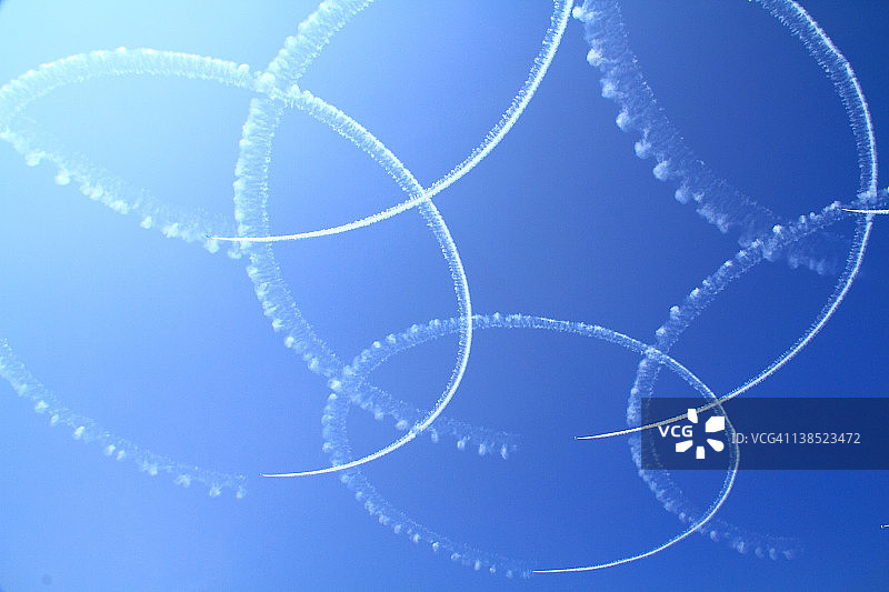 蓝色冲击波飞行表演图片素材