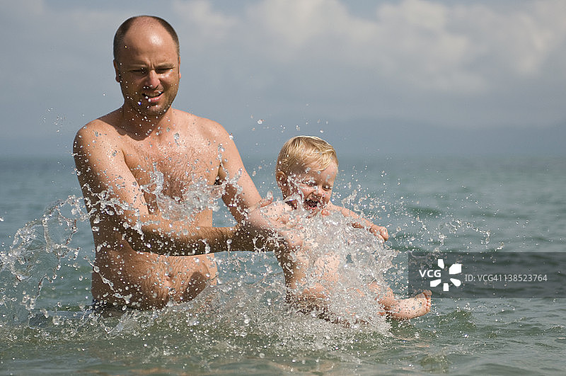 儿童在海边玩耍图片素材