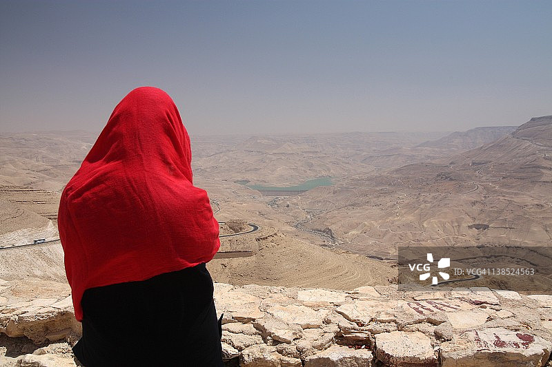 看沙漠的人图片素材