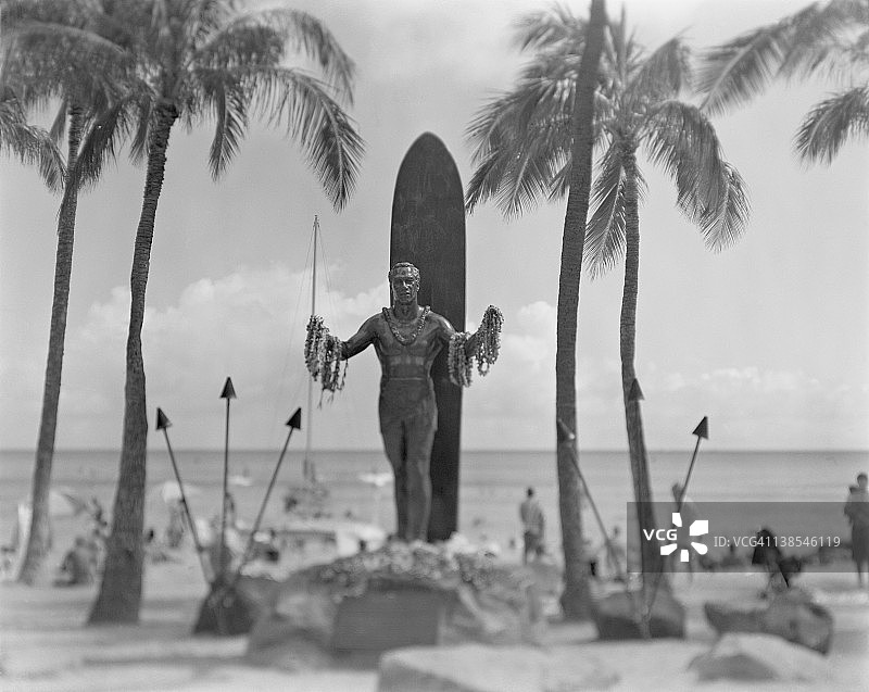 卡哈纳莫库公爵雕像，威基基海滩，夏威夷，美国图片素材