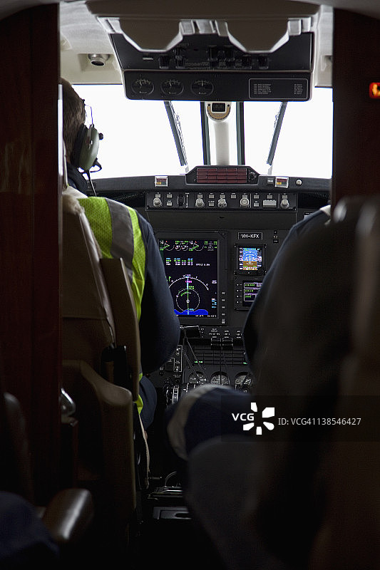 飞机驾驶舱内的飞行员和副驾驶（后视图）图片素材