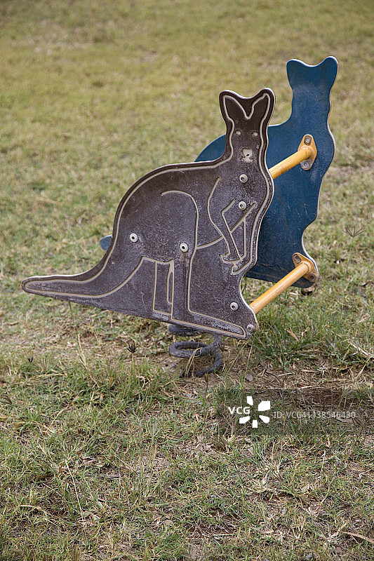 游乐场里的袋鼠儿童弹簧摇摇车图片素材