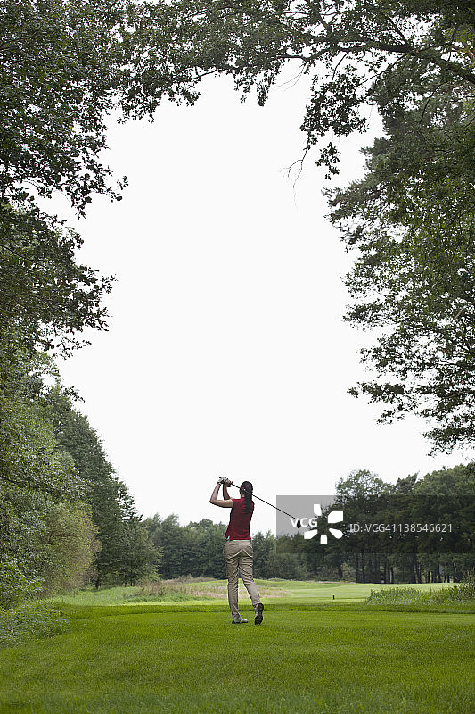 准备开球的女子高尔夫球手（后视图）图片素材