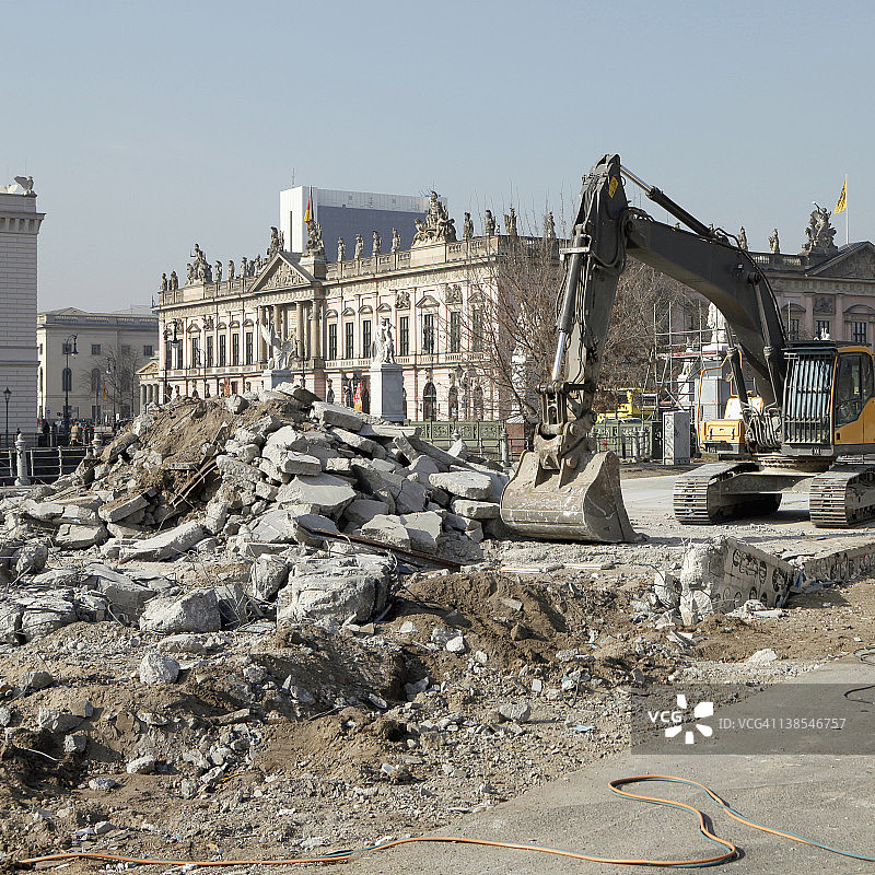 德国历史博物馆背景下的挖掘机和碎石图片素材