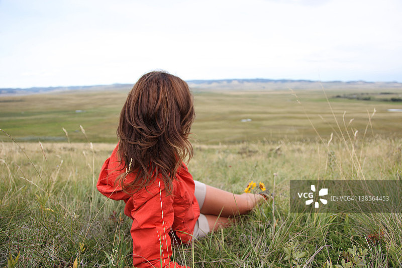 眺望草原的女人图片素材