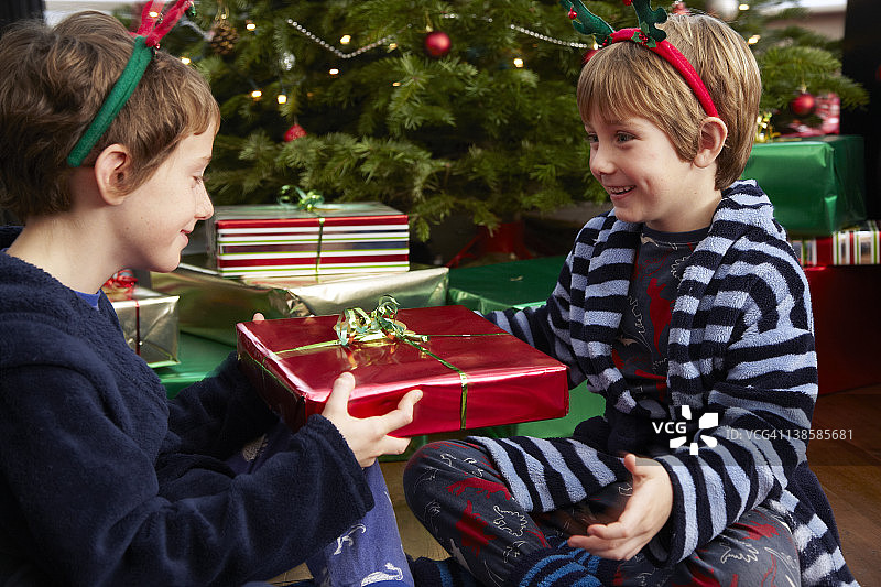 男孩赠送礼物图片素材