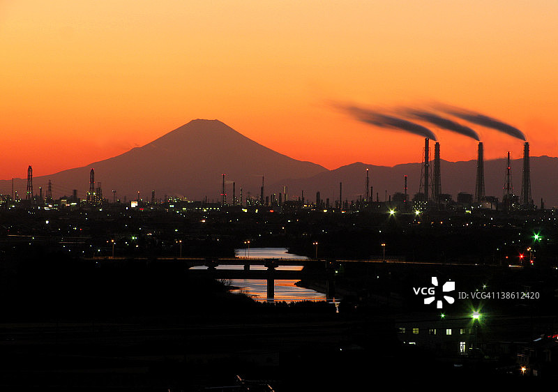 大风中的富士山图片素材