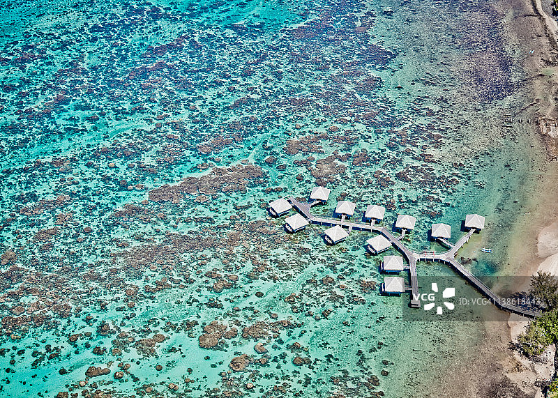 塔希提泻湖上的豪华酒店图片素材