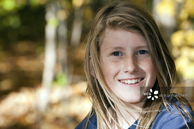 微笑的男孩肖像图片素材