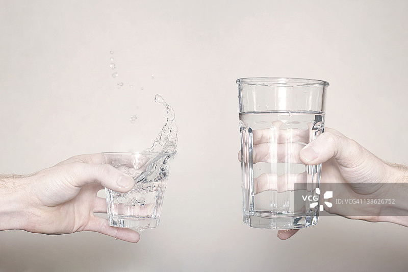 手捧一杯水图片素材