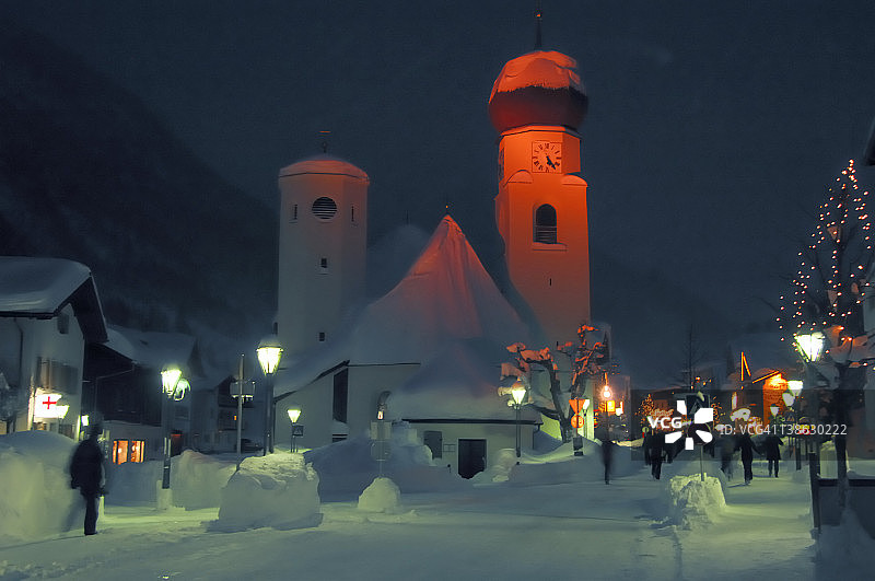雪地中被照亮的教堂图片素材