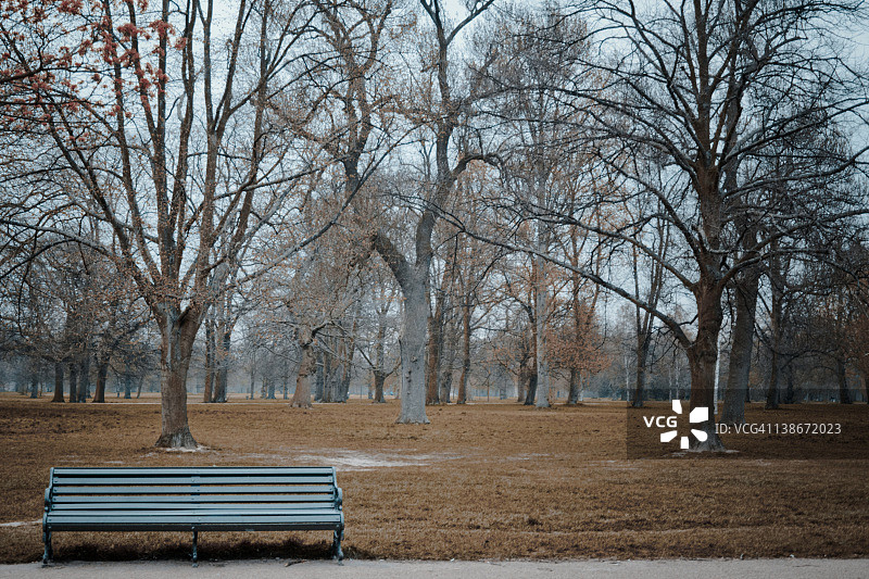 孤零零的长椅图片素材