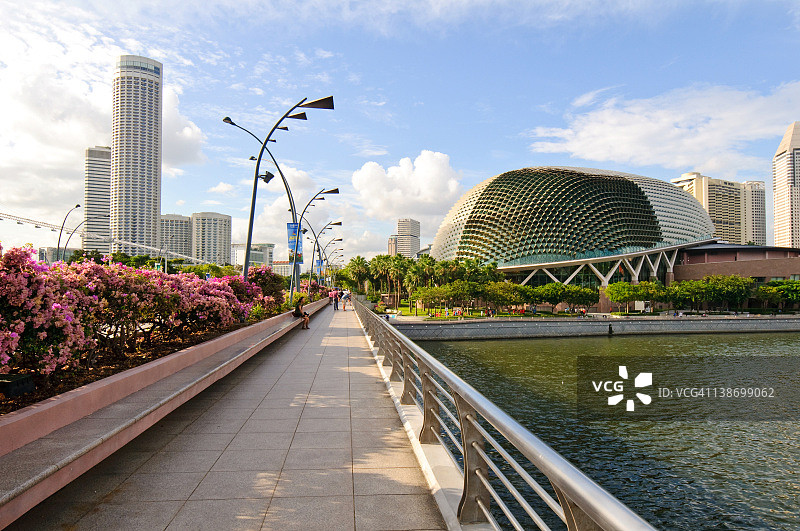 通往滨海艺术中心剧院的桥梁图片素材