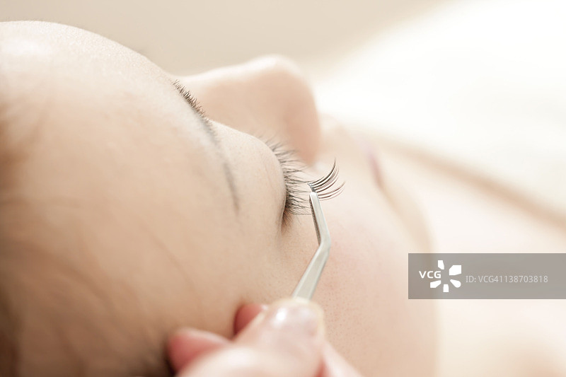 女人嫁接假睫毛图片素材