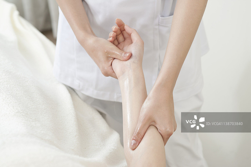 女子接受手部按摩图片素材