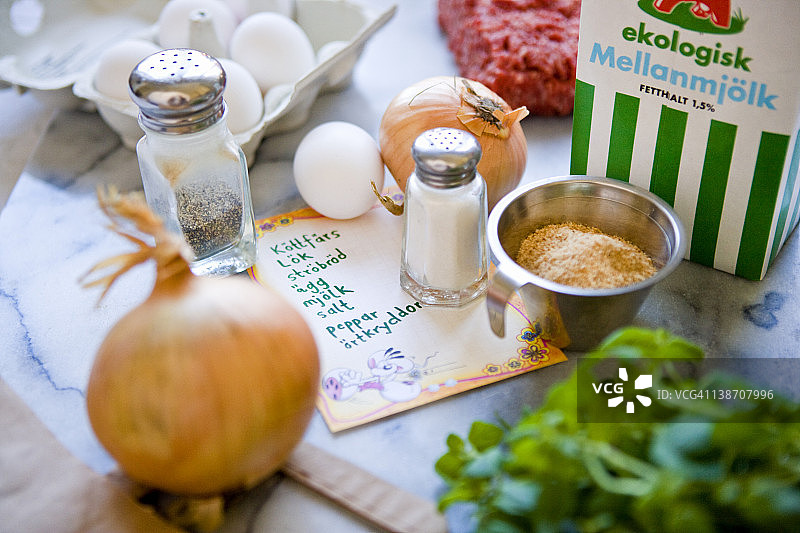 餐桌上的煎蛋卷食材图片素材